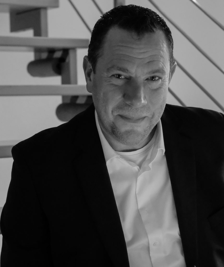Foto von Philip Bunjes, dem Gründer und Inhaber von Shopmanagement Services, wie er in die Kamera schaut.